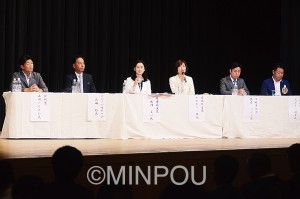 日本青年会議所近畿地区大阪ブロック協議会主催の公開討論会で発言する日本共産党のわたなべ結氏（左から４人目）＝14日、大阪市阿倍野区内