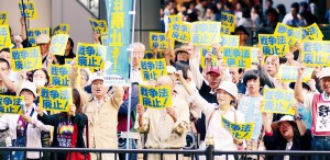 「おおさか総がかり行動」で「戦争法はいますぐ廃止！」「国政選挙で野党は共闘！」とコールする参加者＝５日、大阪市北区内