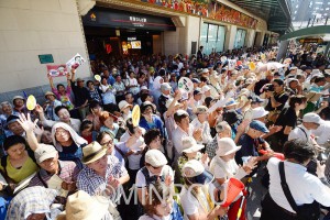 志位委員長の訴えを聞く聴衆＝３日、大阪市中央区内