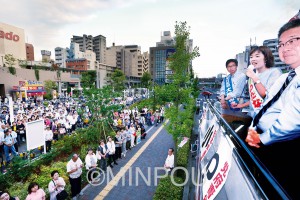 大門みきし比例候補、わたなべ結大阪選挙区候補と共に訴える小池晃書記局長＝６月26日、八尾市内