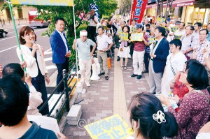 「おおさか総がかり19行動」には参院選をたたかった渡部結さん、尾立源幸さんも参加しました=19日、大阪市北区内