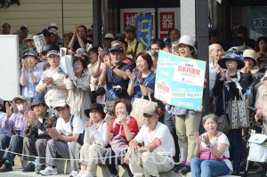 小池晃副委員長の訴えに声援を送る人たち＝６月26日、吹田市内