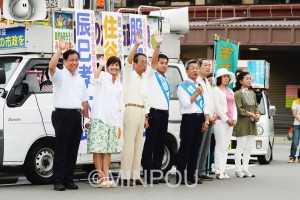 開発計画を市民目線で見直し暮らし優先の箕面市にと訴える住谷氏（右から４人目）と、服部（同３人目）、辰巳（同５人目）、箕面市議・候補ら＝６日、箕面市内