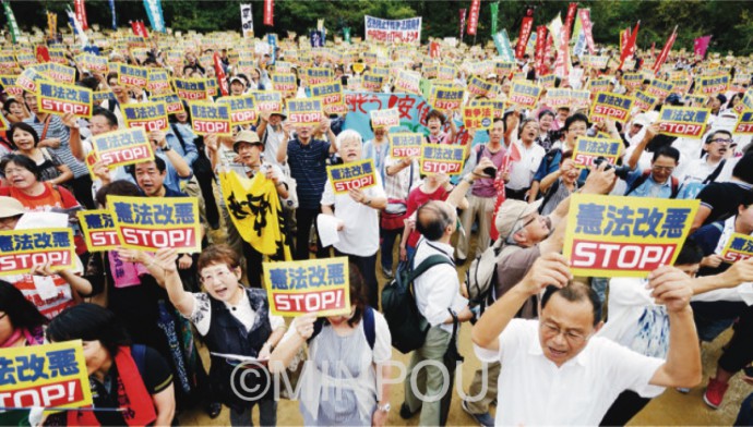 戦争法廃止を訴える総がかり集会の参加者＝19日、大阪市西区内