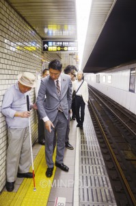 視覚障害者にとって「欄干のない橋」と変わらない駅ホーム。御堂筋線と四ツ橋線が合流し、危険度の高い大国町駅を視察する清水衆院議員ら＝３日、大阪市浪速区内