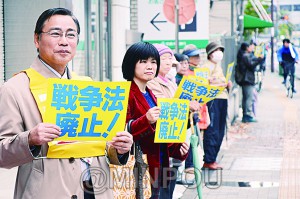 戦争法廃止をアピールする日本共産党の茨木市議ら＝19日、茨木市内