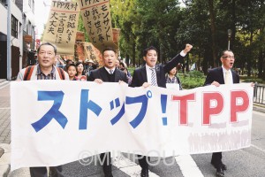 ＴＰＰの国会承認許すなとデモの先頭に立つ、（前列左から）服部、山本、辰巳、渡辺の各党代表者＝10月28日、大阪市西区内