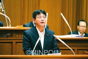 一般質問に立つ井上議員＝10月26日、大阪市議会本会議場