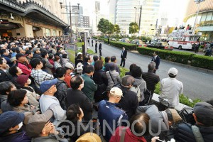 志位氏の訴えを聞く人たち＝３日、大阪市中央区内