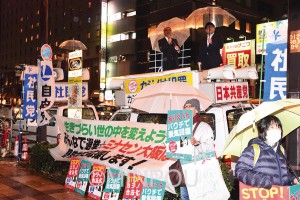 野党合同街宣で政治を変えようと訴える弁士ら＝13日、大阪市北区内