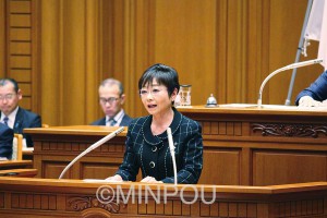 反対討論に立つ山中市議＝13日、大阪市議会