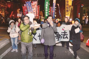 おおさか総がかり行動の御堂筋パレードでは、行進中も市民団体や政党の代表がマイクを握ってアピール。中央で訴えているのは日本共産党の辰巳参院議員＝19日、大阪市中央区内