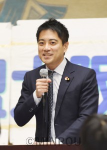 報告する辰巳参院議員