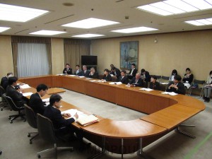 新年度予算編成と当面の施策について吉村市長に要望する日本共産党大阪市議団＝2016年12月26日、大阪市役所内