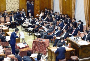 衆院予算委で追及する清水衆院議員＝３日