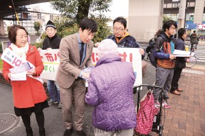 「大阪市をよくする会・平野区連絡会」の宣伝で、地下鉄・バスの廃止条例案の否決を求める署名を呼び掛ける日本共産党の小川陽太大阪市議、石谷ひさ子・衆院大阪２区候補＝５日、大阪市平野区内