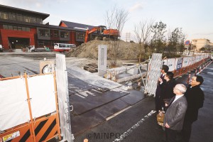 学校建設現場で調査する宮本議員とあらい、松下、山本の各氏ら＝２月25日、豊中市内