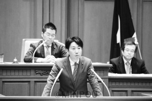 代表質問に立つ小川議員＝２日、大阪市議会