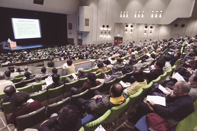 「九条の会」の新たな発展のスタートにと呼び掛けた講演会＝19日、大阪市中央区内