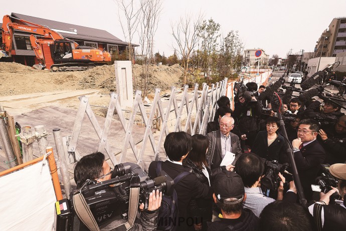 報道陣に取り囲まれながら森友学園の「瑞穂の國　記念小學院」の建設現場を視察する日本共産党の小池晃書記局長と石川多枝府議、松下三吾豊中市議＝５日、豊中市内