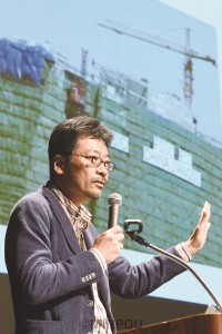 講演する西谷さん＝19日、大阪市中央区内