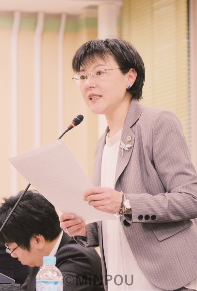 府議会教育常任委員会で質問に立つ石川府議＝13日、府庁