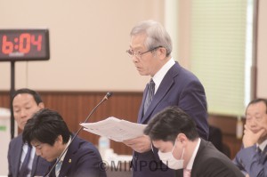 質問に立つ宮原府議＝21日、府庁内