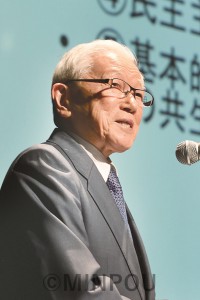 講演する宮本氏＝19日、大阪市中央区内