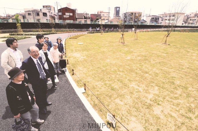 正蓮寺川公園で一部開園を喜び合う瀬戸市議や住民の人たち＝４月22日、大阪市此花区内