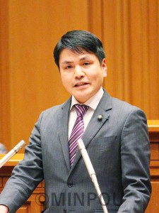 組み替え動議の説明に立つ小原議員