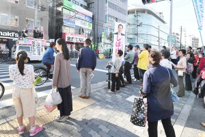 訴える宮本、しば山の各氏ら＝16日、大阪市天王寺区内