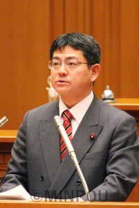 組み替え動議の賛成討論を行う井上議員