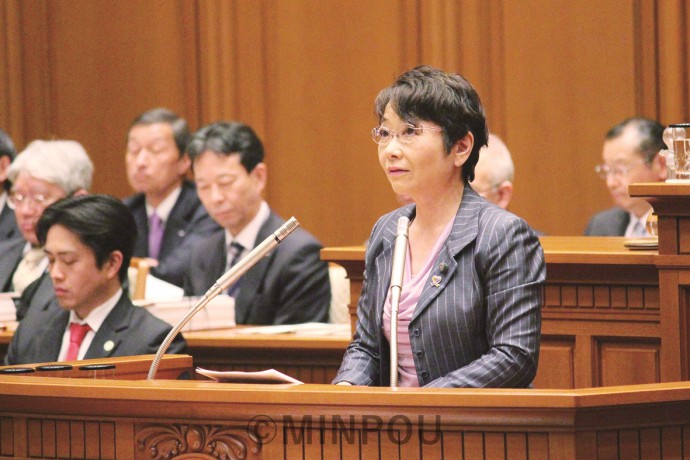 反対討論に立つ山中氏＝３月28日、大阪市議会