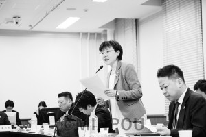 府議会教育常任委員会で、森友学園問題を追及する石川多枝議員＝３月13日、府庁