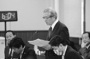 府議会都市住宅常任委員会で森友学園問題を質問する宮原威議員＝３月21日、府庁