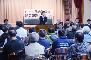 住吉市民病院を充実させる市民の会が開いた議会報告会。あいさつしているのはわたなべ氏＝12日、大阪市住吉区内