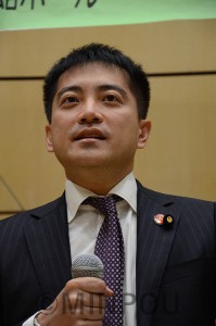 報告する辰巳参院議員