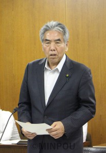     質問する尾上議員＝19日、大阪市議会民生保健委