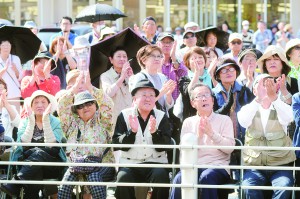 小池晃書記局長らの演説に拍手を送る人たち＝14日、大阪市西淀川区内