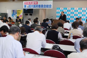     総会で報告する柳党府委員長＝２日、大阪市天王寺区内