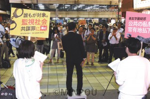 京橋駅前での市民有志の宣伝で辰巳参院議員のスピーチを聞く人たち＝９日、大阪市都島区内