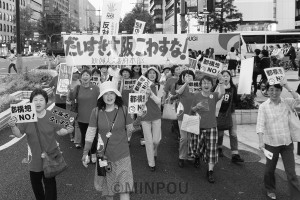 大阪市を壊すなと御堂筋をパレードする女性たち＝2015年５月15日、大阪市中央区内