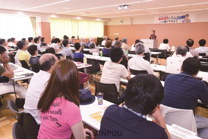 政治の焦点、改革の展望を語り合った集会＝23日、岸和田市内