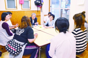 日本共産党府議団が行った親たちからの聞き取り＝６月14日、大阪市住之江区内