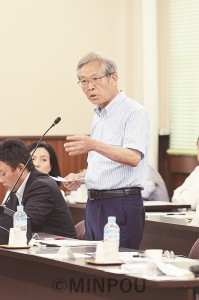 府議会健康福祉常任委員会で質問する宮原府議＝６月23日、府庁