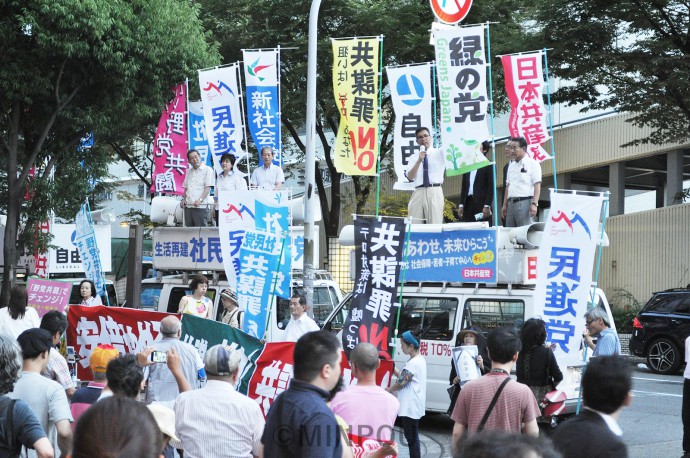 共謀罪は廃止をと訴える野党代表と市民ら＝11日、大阪市北区内
