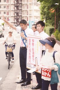 鳥居さとし市政対策委員長らとともに訴える清水ただし衆院議員＝７月28日、大阪市都島区内