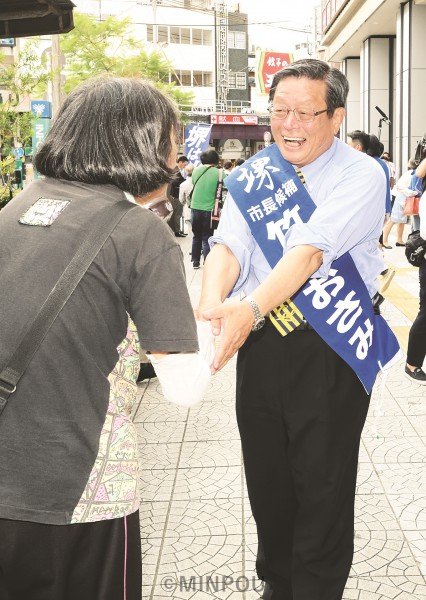 「政令市堺を守り発展させよう」「市民の暮らしと福祉を守るまちづくりを進めたい」と市民と握手する竹山候補