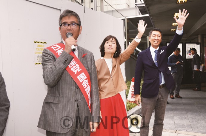 街頭演説に立つ（右から）清水、渡部、宮本の各氏＝23日、大阪市北区内