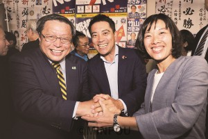 竹山さん（左）を祝福する日本共産党の辰巳孝太郎参院議員（中央）と、わたなべ結衆院近畿比例候補＝９月24日、堺市堺区内 